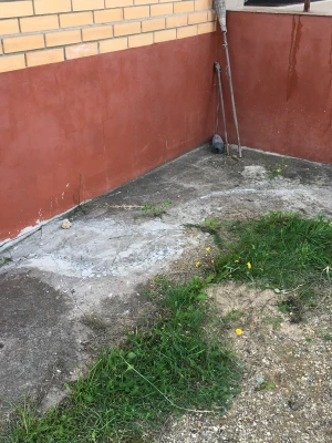 Уход за свежеуложенной отмосткой вокруг дома