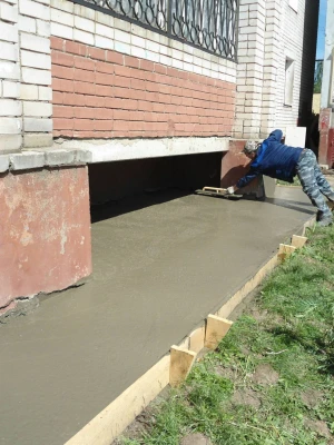 Уход за швами бетонной отмостки вокруг дома (герметизация, очистка)