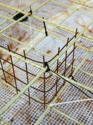 Фиксация арматуры в опалубке для строительства фундамента