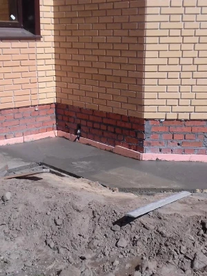 Устройство отмостки после ремонта подушки фундамента