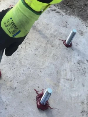 Фиксация анкерных болтов в фундаменте с помощью химических анкеров